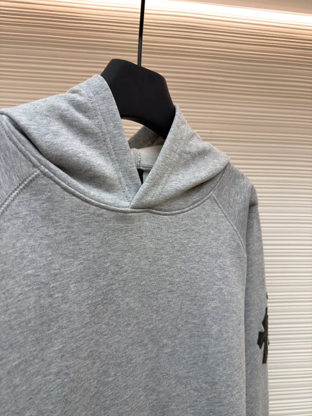 Chrome Hearts Vic custom-made leather sweatshirt ●Original version: Purchased and developed for 16999 ●Item number: 1681824-A75 ●Fabric: 100% cotton fleece fabric ●Technology: aged and oxidized ●Color: gray ●Type: loose version ●Weight: about 790g ●Size: S-M-L ●Description: The fabric is made of fleece 440g 100% cotton fleece material knitted back arm The skin is cut and cut using genuine sheepskin film, and the mold opening hardware is aged and oxidized. The overall wiring is straight and delicate, the fabric is comfortable and soft, and the color is consistent without color difference. It can be matched with the same style to create a fashionable look and control various occasions. Customized accessories, complete with three standards, same style for men and women!